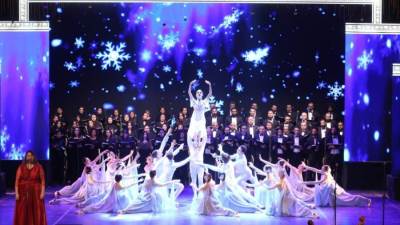 أغاني سيناترا وبوتشيلي وهيوستن وتابلوهات للبالية على المسرح الكبير 