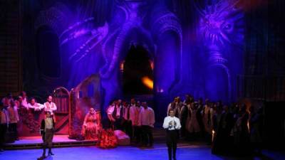 أوبرا القاهرة فى حفل تنكرى على المسرح الكبير