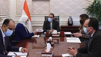 رئيس الوزراء يُتابع مع وزيرة الصحة جُهود تنفيذ المبادرة الرئاسية "حياة كريمة"