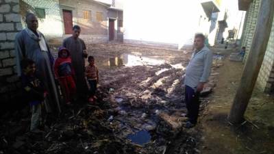 إستغاثة عاجلة للسيد الرئيس.. مياه مجهولة تهدد المئات من أهالي قرية العرين بملوي