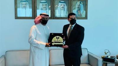 رئيس هيئة الاستثمار يصل البحرين