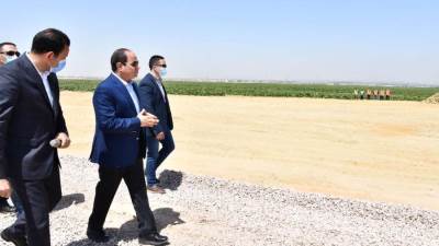 الرئيس السيسى يتفقد اليوم الحصاد الزراعى بمشروع "مستقبل مصر" بالصحراء الغربية