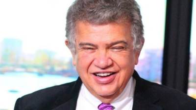 طبيب أمراض جلدية يستعرض أعراض الأمراض التي تصيب الجلد وعلاجاتها