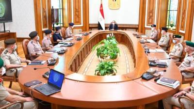 "السيسي" يجتمع مع وزير الدفاع ورئيس الأركان وقادة القوات المسلحة