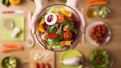 أطعمة تقي من الإصابة بأمراض القلب وتعزز المناعة