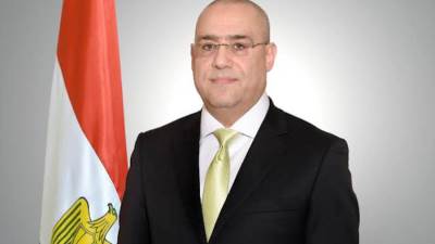 الإسكان: جارٍ تنفيذ أعمال الطرق وموقف انتظار سيارات لمحطة القطار الكهربائى بالعاشر من رمضان