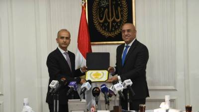 وزير الإسكان يتسلم جائزة "المجتمعات العمرانية" من برنامج الأمم المتحدة للمستوطنات البشرية 2021 