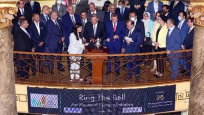 وزيرة التعاون الدولي ورؤساء جامعات وقيادات سوق المال يفتتحون جلسة تداول البورصة احتفالاً بأسبوع المستثمر العالم