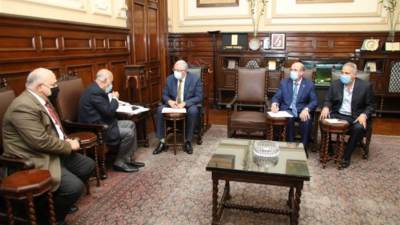 وزير الزراعة يبحث مع اتحاد الدواجن ضخ البيض والدواجن في المنافذ الحكومية بأسعار مناسبة