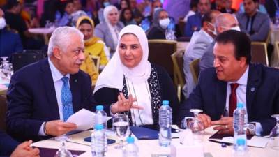 وزيرة التضامن تكرم الدكتور علي جمعة على مجهودات "مصر الخير" في دعم التعليم المجتمعي للمتسربين من التعليم