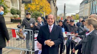 الرئيس السيسى يتوقف أمام مقر إقامته بأسكتلندا لتحية أبناء الجالية المصرية