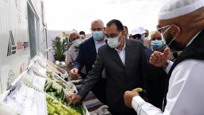 رئيس الوزراء يتفقد مشروع واحة الحرير ومجمع الصوب الزراعية بالخارجة 