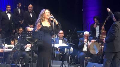الفنانة نادية مصطفى تختتم حفلها الفني على مسرح أوبرا دمنهور بسلامات