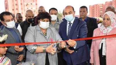 وزيرة الثقافة ومحافظ أسوان يفتتحان مكتبة حى السلام الثقافية بمساكن متضررى السيول 