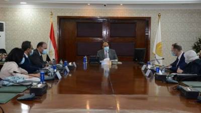 وزير التنمية المحلية يتابع مع مسئولي برنامج الأمم المتحدة الإنمائي مجالات التعاون بين الجانبين