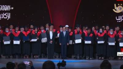 الرئيس السيسي يلتقط صورة تذكارية مع خريجى الأكاديمية الوطنية للتدريب