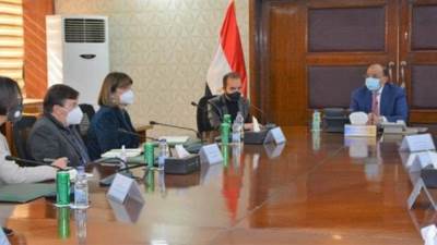 وزير التنمية المحلية يبحث مع وفد الأمم المتحدة التعاون في برنامج "حياة كريمة"