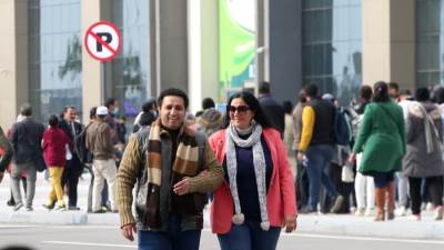 ناصرعبدالحفيظ وأسماء عفيفي في جناح وزارة الدفاع بمعرض القاهرة الدولى للكتاب 