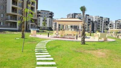 وزير الإسكان يستعرض مشروعات مدينة العاشر من رمضان في 2021