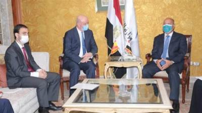 وزير النقل يبحث مع السفير الإسباني بالقاهرة موقف المشروعات الجاري تنفيذها 
