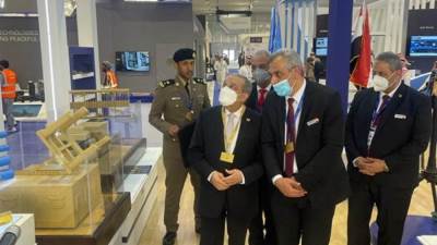 وزير الدولة للإنتاج الحربي يتفقد جناح الوزارة في "معرض الدفاع العالمي"