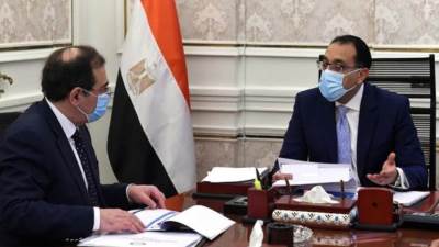  رئيس الوزراء يتابع مع وزير البترول موقف توافر المواد البترولية 
