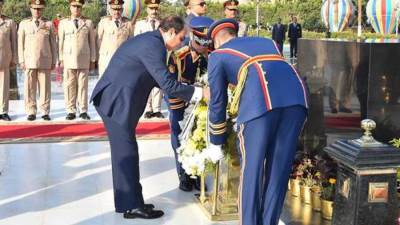 الرئيس السيسي يضع إكليل زهور على النصب التذكارى بمناسبة تحرير سيناء