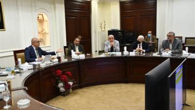 وزير الإسكان يتابع مع مسئولى "المقاولون العرب" موقف تنفيذ المشروعات فى مختلف القطاعات