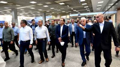 مدبولي يتفقد محطات شحن السيارات بالكهرباء في شرم الشيخ