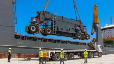 وزير النقل: محطة تحيا مصر متعددة الأغراض بميناء الإسكندرية(TMT) تستقبل الدفعة الأولى من أوناش الساحة العملاقة