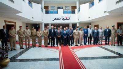 وزير الدولة للإنتاج الحربي ووزير الدفاع العراقي يتفقدان (مصنع 200 الحربي)