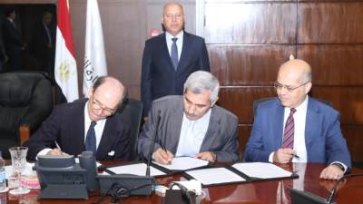 كامل الوزير يشهد توقيع عقد تصنيع وتوريد عدد (7) قطارات نوم فاخرة جديدة