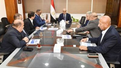 وزير الإسكان يلتقي ممثلى إحدى الشركات لمناقشة توفير الطلمبات اللازمة لمشروعات المياه والصرف