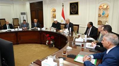 وزيرا الإسكان والأوقاف يناقشان عدداً من الموضوعات المشتركة بين الوزارتين