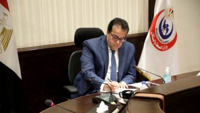 وزير الصحة يعقد اجتماعاً مع نقيب العلاج الطبيعي ويؤكد تقديم كافة سبل الدعم للنقابة لرفع كفاءة الخدمات المقدمة للمواطنين