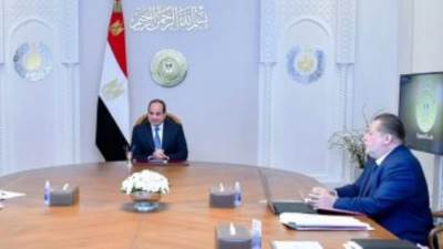 الرئيس السيسي يجتمع بمحافظ البنك المركزى ويوجه ببلورة مبادرات لجذب الاستثمارات