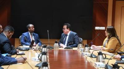 وزير الصحة يبحث مع نظيره الصومالي التعاون في القطاع الصحي بين البلدين