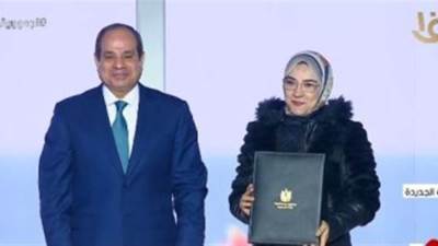 الرئيس السيسى يسلم عقود وحدات إسكان اجتماعى بالدقهلية لعدد من المواطنين