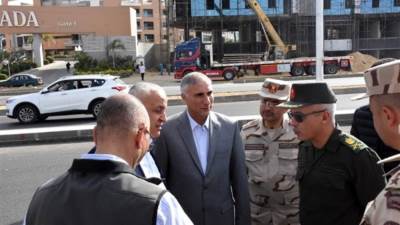 مسئولو الإسكان يتفقدون أعمال تطوير المحاور والطرق الرئيسة بالقاهرة الجديدة