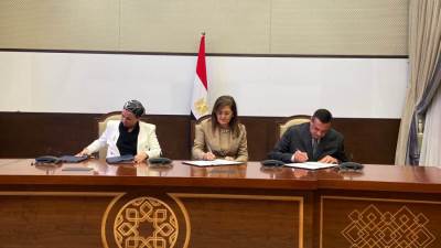 وزراء التخطيط والبيئة والتنمية المحلية يوقعون عقد تنفيذ المرحلة الرابعة من مشروعات البنية الأساسية لمنظومة المخلفات بالمحافظات