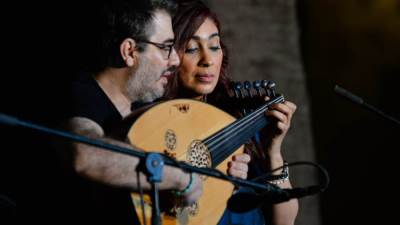 الرسم التعبيري أثناء العزف في حفل دينا وغسان في طاز  