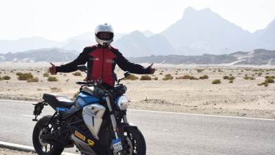 المغامر المصري علي عبده يحطم الرقم القياسي في موسوعة جينيس لأطول رحلة في العالم على دراجة كهربائية