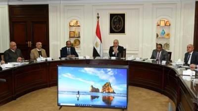 وزير الإسكان يتابع سير العمل بقطاع المياه والصرف الصحى وموقف تنفيذ مشروعات "حياة كريمة"