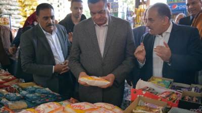 وزير التنمية المحلية ومحافظ مطروح يتفقدان معرض " أهلاً رمضان " لتوفير السلع الأساسية للمواطنين