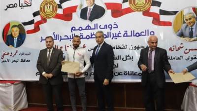 وزير القوى العاملة يُسلّم عمالة غير منتظمة وثائق تأمين.. وماكينات تفصيل لإقامة مشروعات صغيرة للشباب