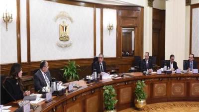 رئيس الوزراء يتابع جهود توطين صناعة التليفون المحمول في مصر