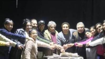 بالصور.. أبطال مسرحية متجوزين واللا...؟ يحتفلون بعيد ميلاد مؤسس الفرقة الفنان ناصرعبدالحفيظ 