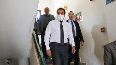  وزير الصحة يتفقد وحدة صحة الأسرة أبورواش ويشدد على اتخاذ الإجراءات القانونية حيال المقصرين