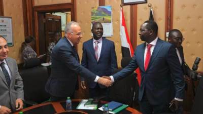 وزير الري يلتقى بعدد من أعضاء البرلمان الكيني لمناقشة التعاون في مجالى المياه والتكيف مع التغيرات المناخية 