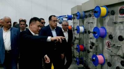 مدبولى يتفقد مصنع "هنج تونج أوبتيك إليكتريك مصر".. "تيدا مصر" تستعد لاستقطاب صناعات عديدة باستثمارات 5 مليارات دولار